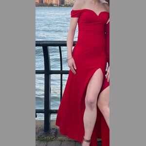BRAND NEW Windsor Red Formal Gown Size 7